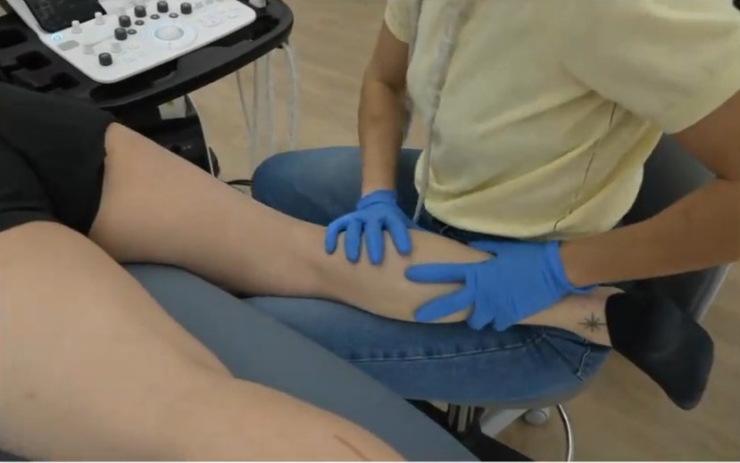 Muestra de como posicionar al paciente a la hora de realizar la electrólisis percutánea en tendinopatía proximal de isquiotibiales