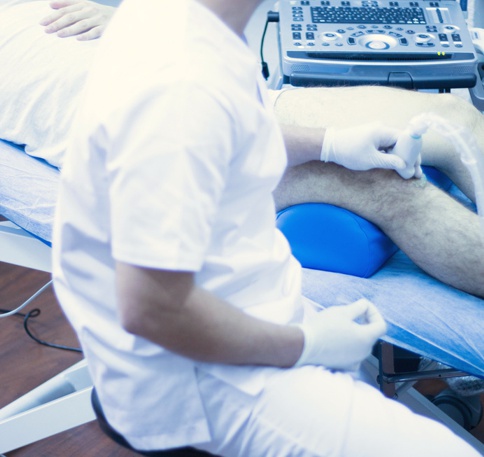 La electrólisis es una técnica de la fisioterapia invasiva, que consiste en la aplicación de una corriente galvánica en la zona en la que existe una lesión de tejidos blandos