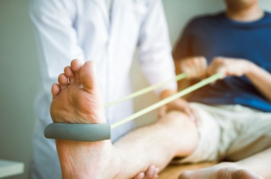 Ejercicio para trabajar flexo-extensión de rodilla con banda elástica Ejercicio para trabajar flexo-extensión de rodilla con banda elástica