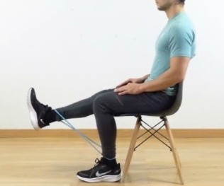 Ejercicio de extensión de cuádriceps con banda elástica Ejercicio de extensión de cuádriceps con banda elástica