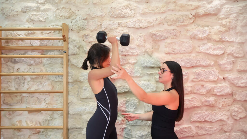 ejercicio de fuerza en fisioterapia para lesión de hombro SLAP Ejemplo de ejercicio de fuerza overhead en lesión de hombro SLAP