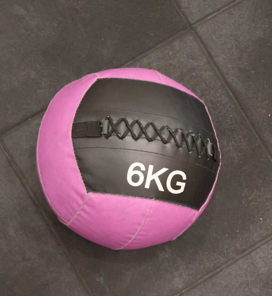 Balón medicinal de 6kg en el suelo de una clínica de fisioterapia
