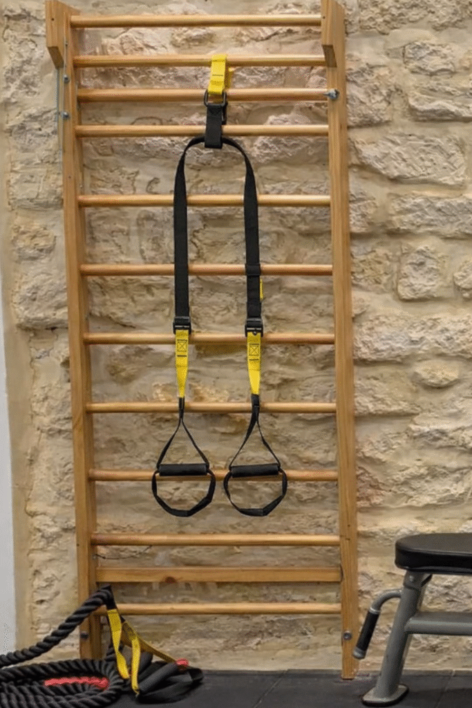 TRX colocado en espaldera en una clínica de fisioterapia