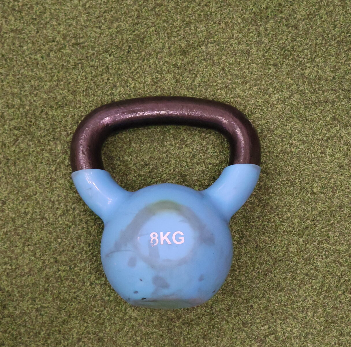 Kettlebell sobre suelo de clínica de fisioterapia